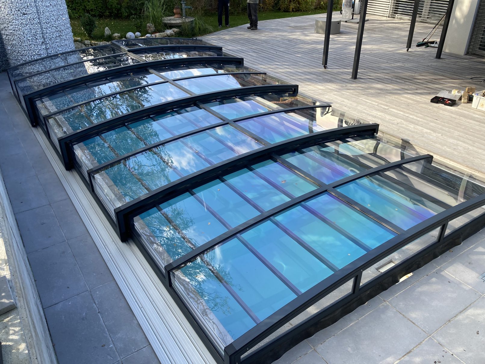 Referencia - SPECIAL típusú prémium modern medencefedés antracit színben felülről zárt állapotban. Medencefedés az AquaPoolForm Soprontól.