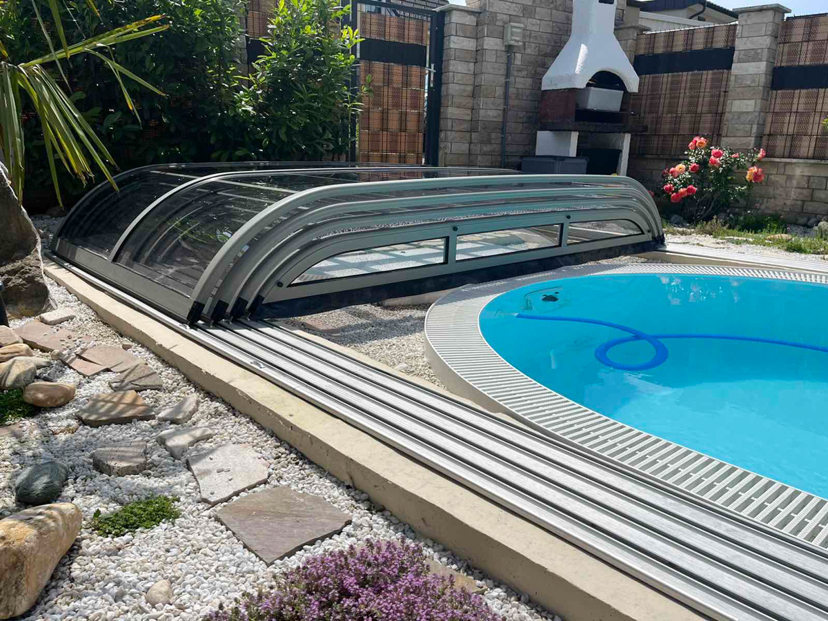 Referencia munkáink - egyedi polikarbonát alacsony medencefedés kültéri medencén