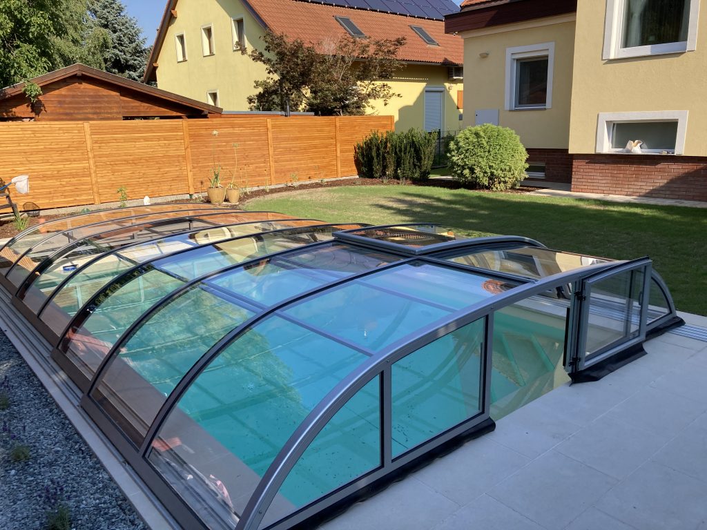 THERMO modell alu elox színben nyitott ajtóval a homlokfalon az A.F. Medencefedés Soprontól