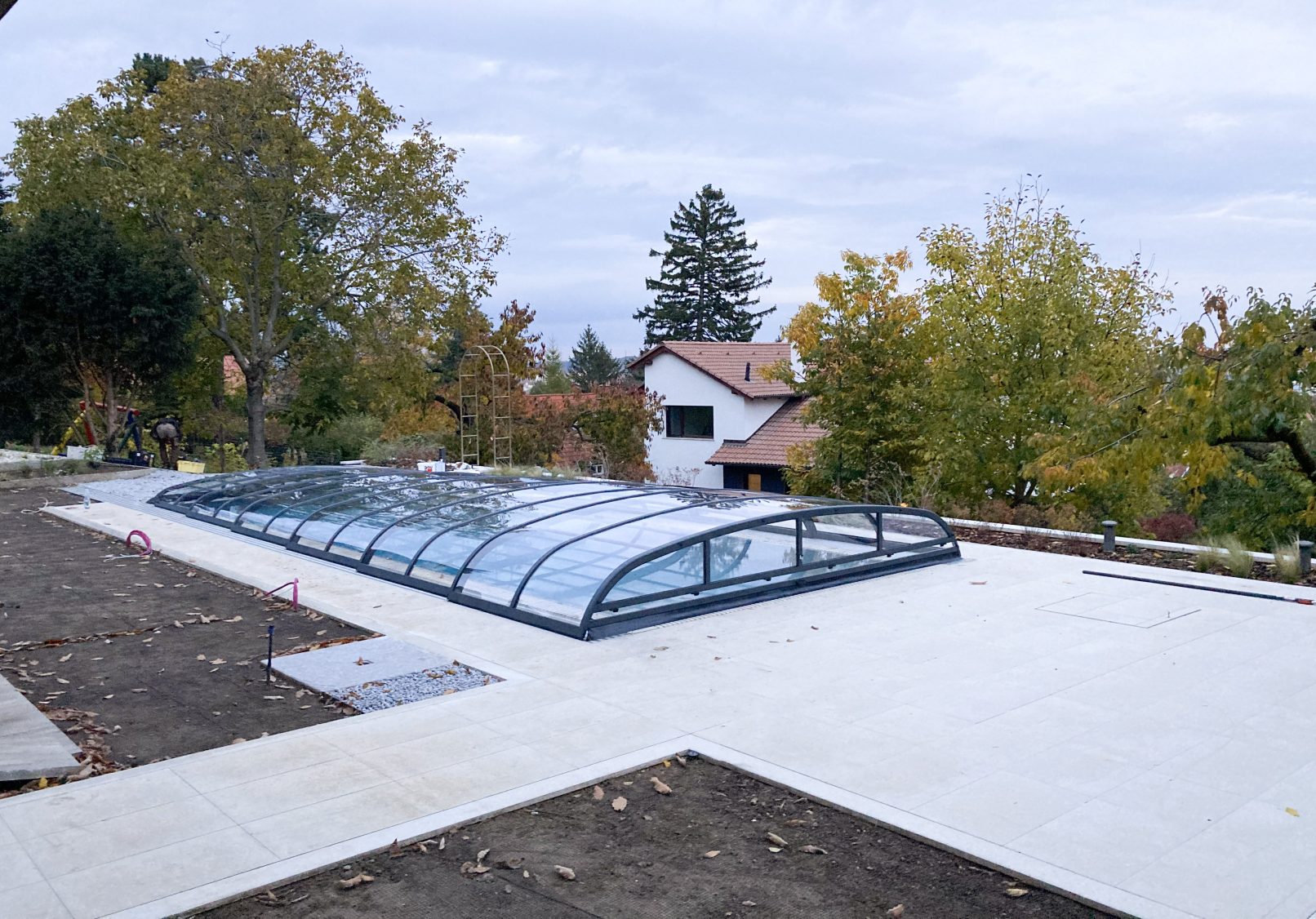 Alacsony, prémium OPTIC medencefedés antracit színben hosszú medencére süllyesztett sínnel