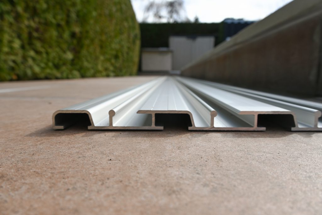 Technológia - 14 mm lapos, lépésálló és csűszásgátlós sínrendszer