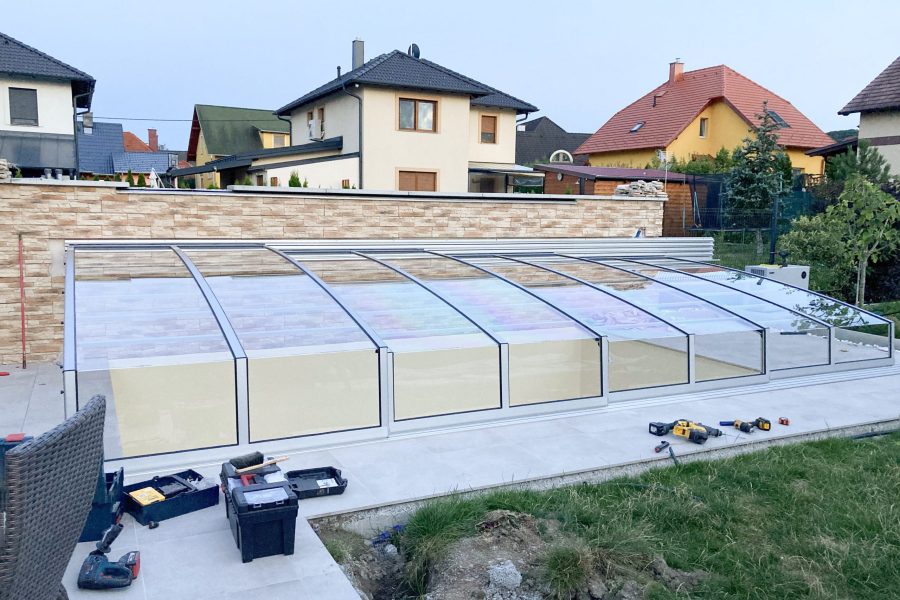 Fali sínvezetés - Egyedi medencefedés megoldások, hasznos ötletek kivitelezéshez az AquaPoolForm Soprontól.