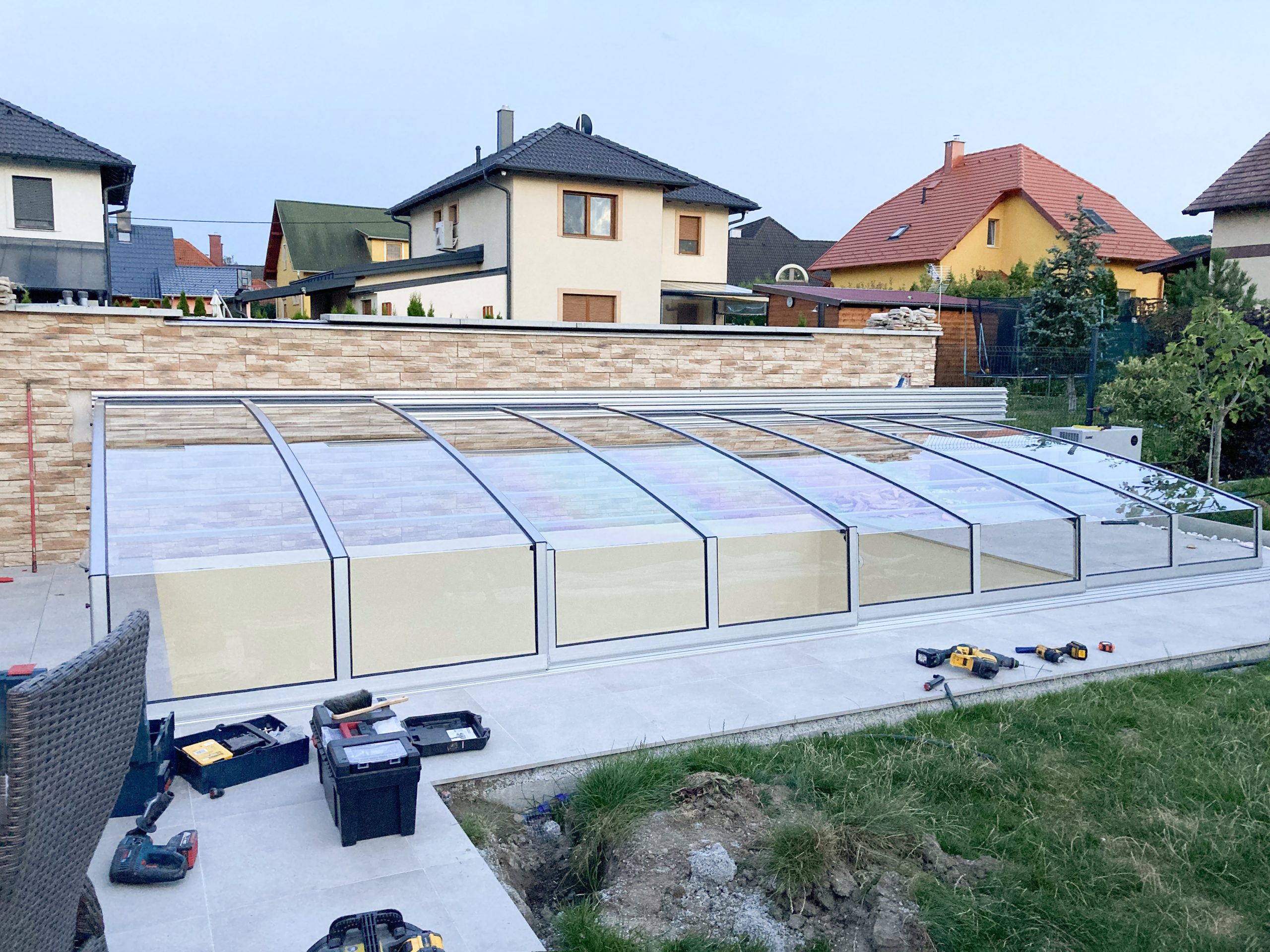 Fali sínvezetés - Egyedi medencefedés megoldások, hasznos ötletek kivitelezéshez az AquaPoolForm Soprontól.