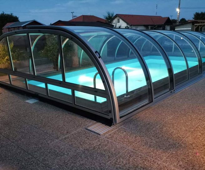 Az AquaPoolForm medencefedése kétoldalas sínvezetéssel. Relax mini modell esti fényben megvilágítva - Magasság